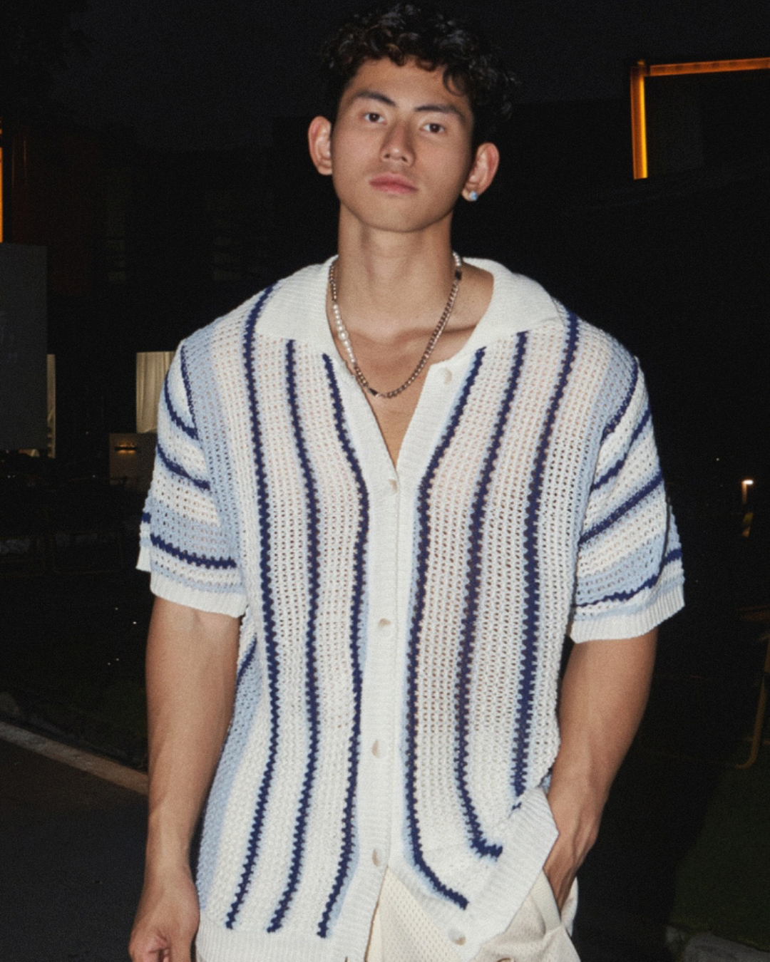 Camisa de malha aberta com botões às riscas