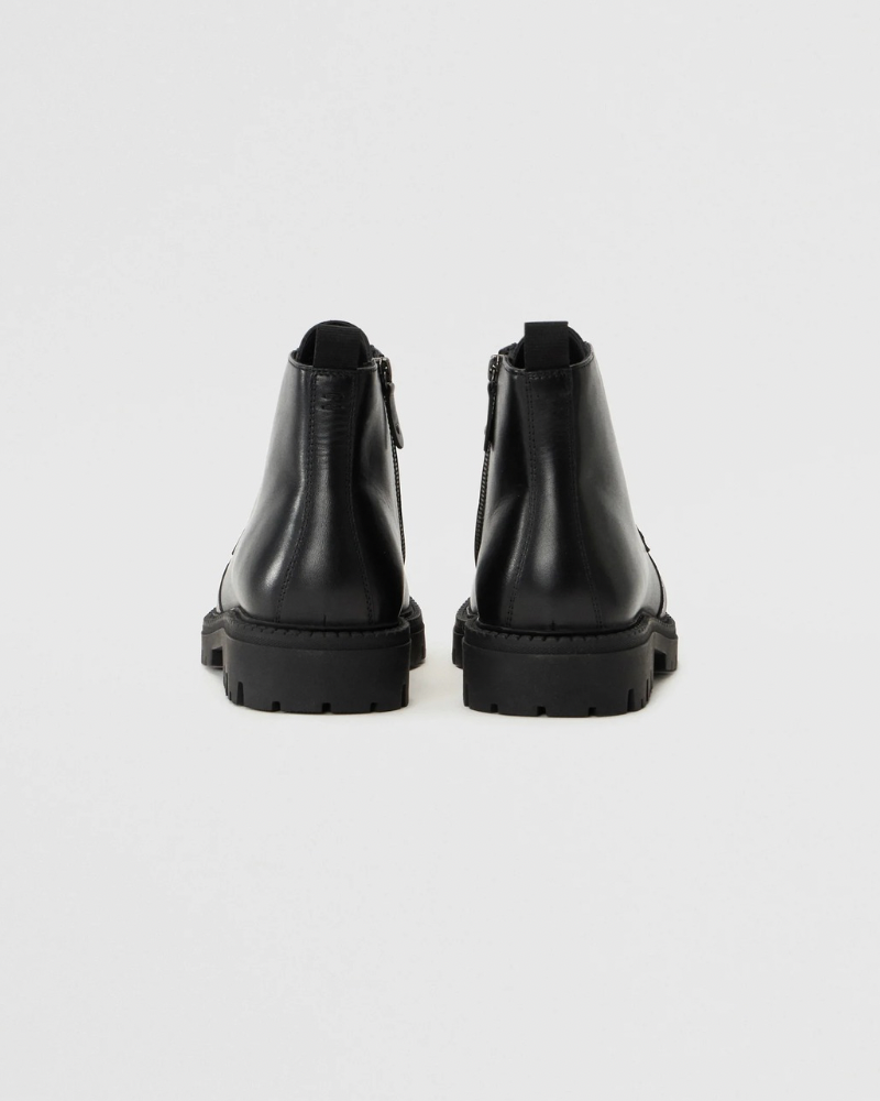 Botins com atacadores - Preto