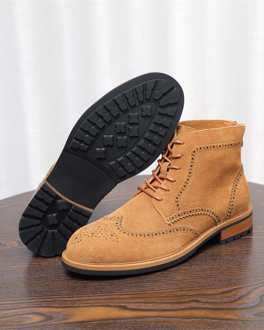 As botas Brogue de camurça com fecho