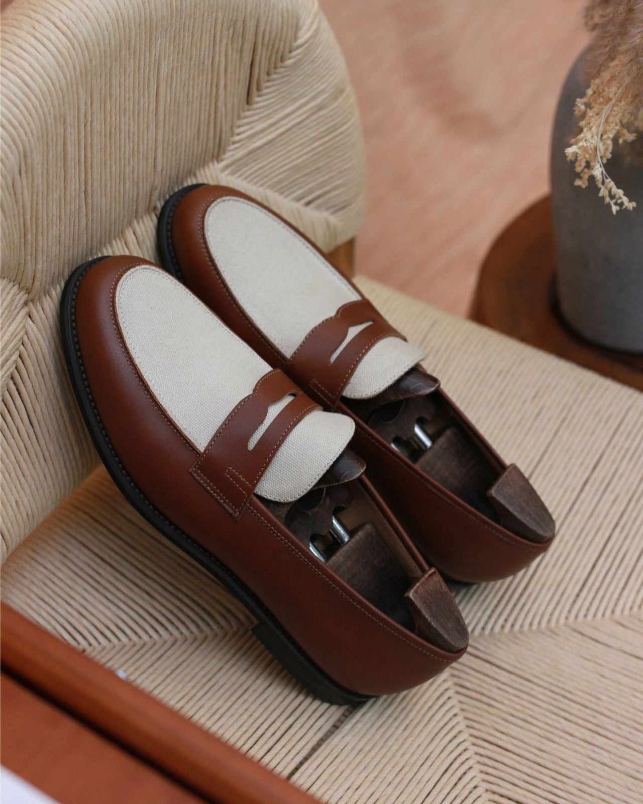 Mocassins de dois tons em couro genuíno