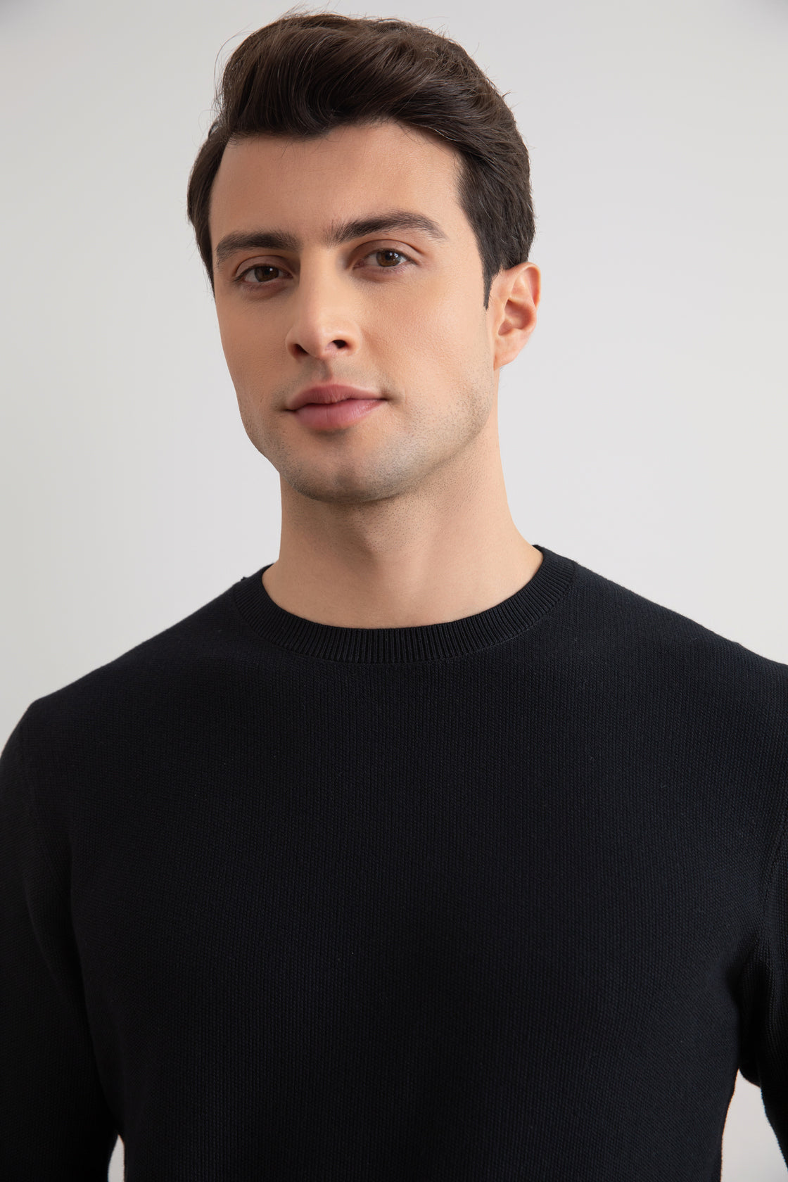 Черный 18-милиметровый свитер с круглым вырезом