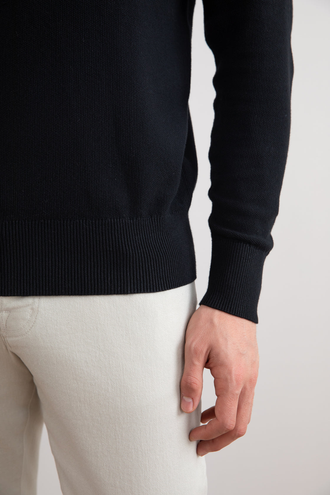 Черный 18-милиметровый свитер с круглым вырезом