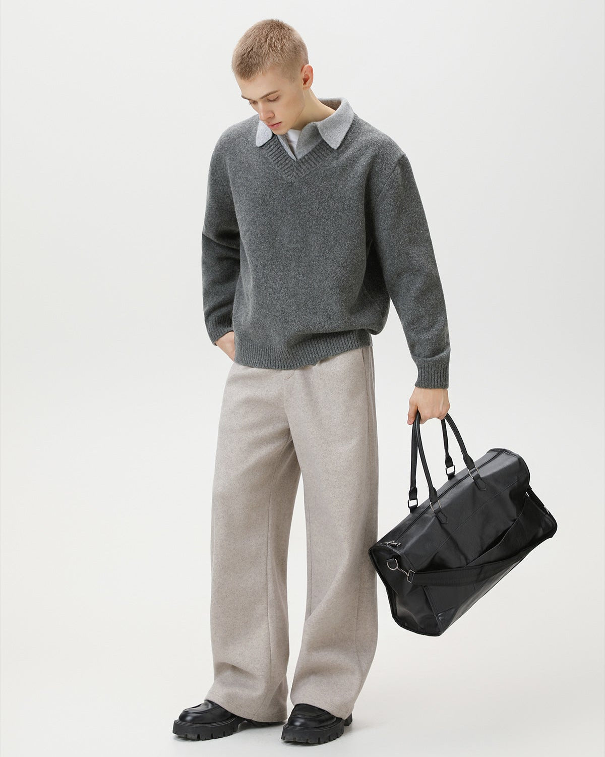 Трикотажный свитер с V-образным вырезом и воротником из шерсти