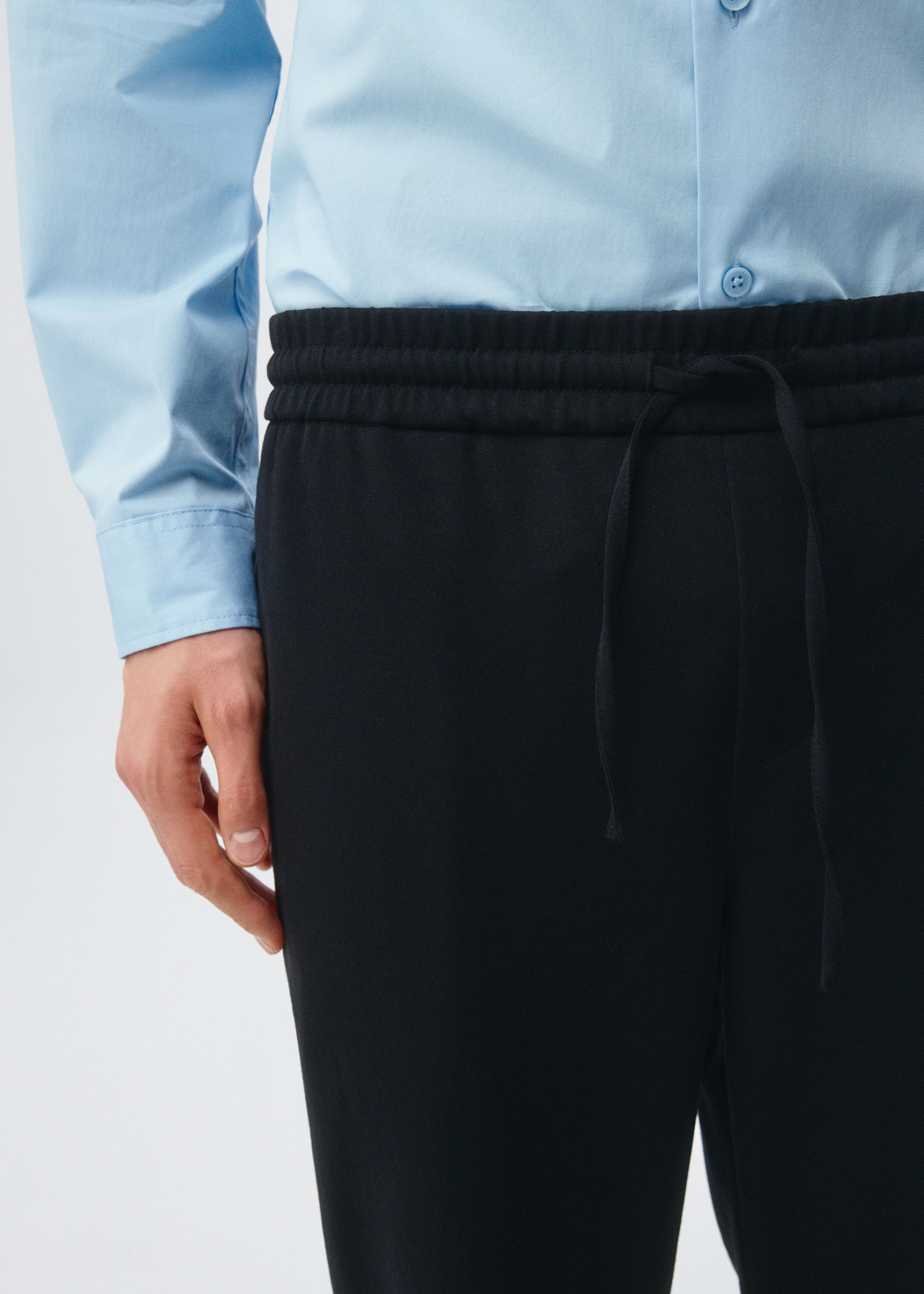 SLIM FIT-BYXOR MED MIDJEHÖJD OCH RESÅR I MIDJAN SVART