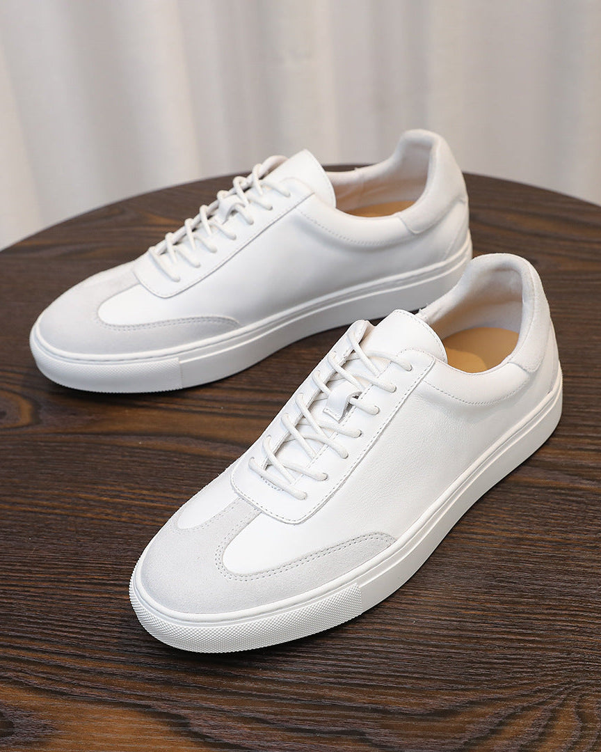 Sneakers med låg topp i läder och mocka och kontrasterande sula