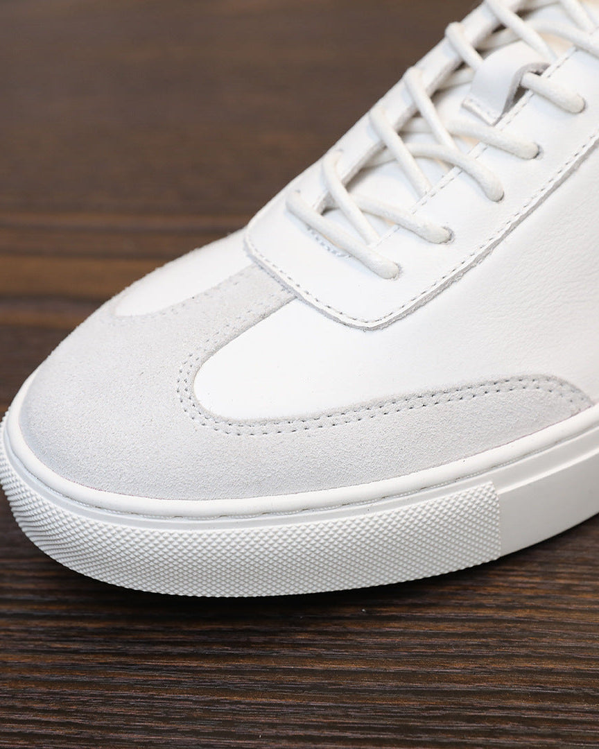 Sneakers med låg topp i läder och mocka och kontrasterande sula