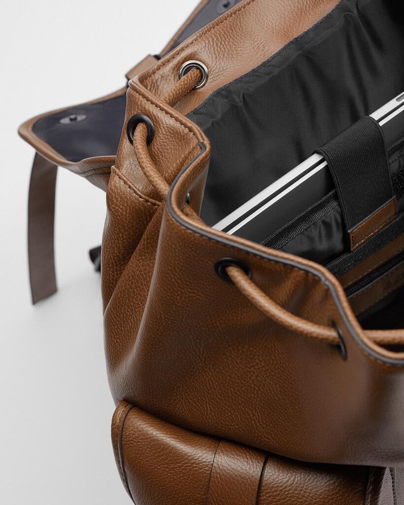 Going on Tour 皮革背包