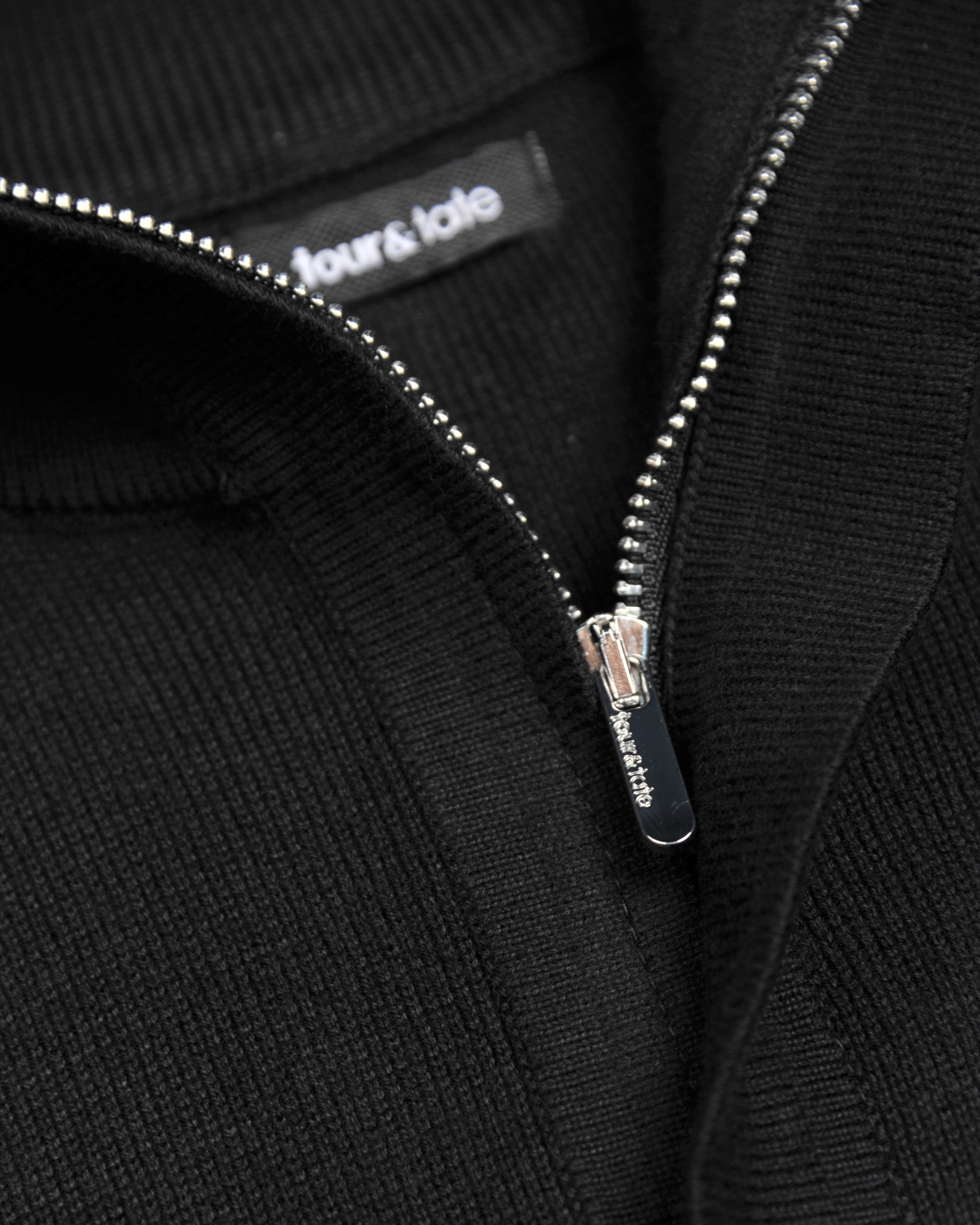 سترة سوداء Half-Zip برقبة جورب أسود