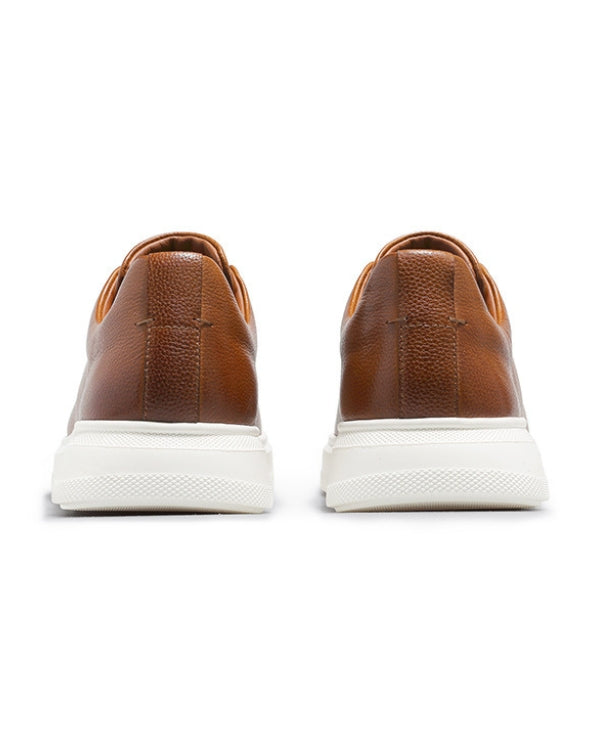 Der kastanienbraune Urban Luxe Sneaker aus Leder ohne Schnürung