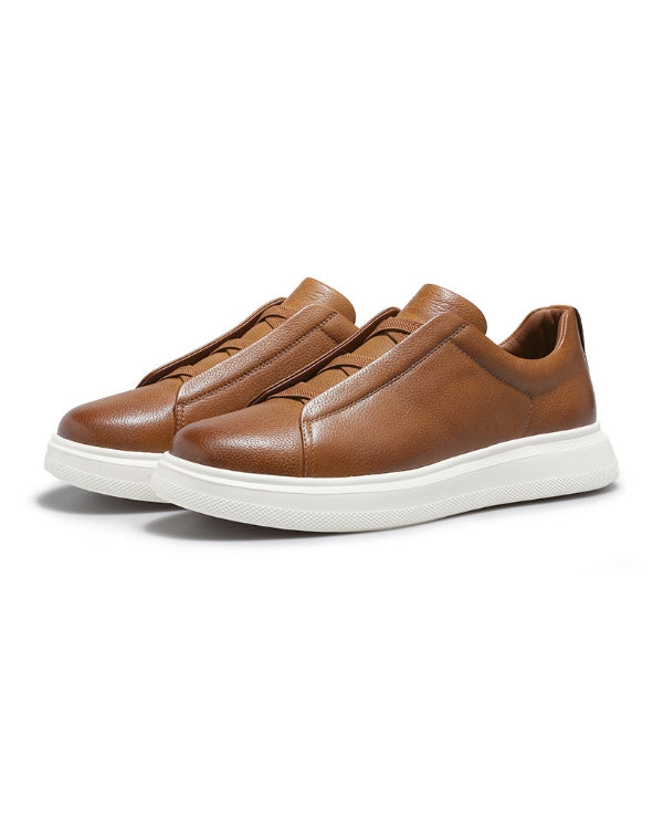 Der kastanienbraune Urban Luxe Sneaker aus Leder ohne Schnürung