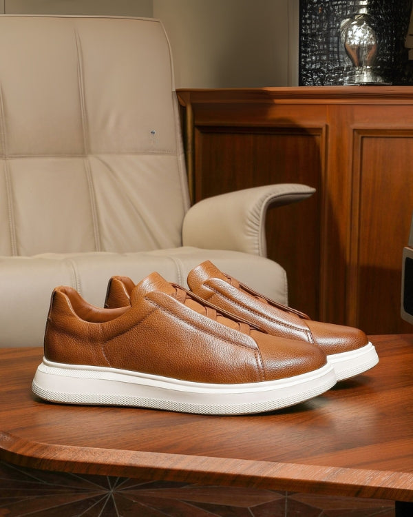 Der kastanienbraune Urban Luxe Sneaker aus Leder ohne Schnürung