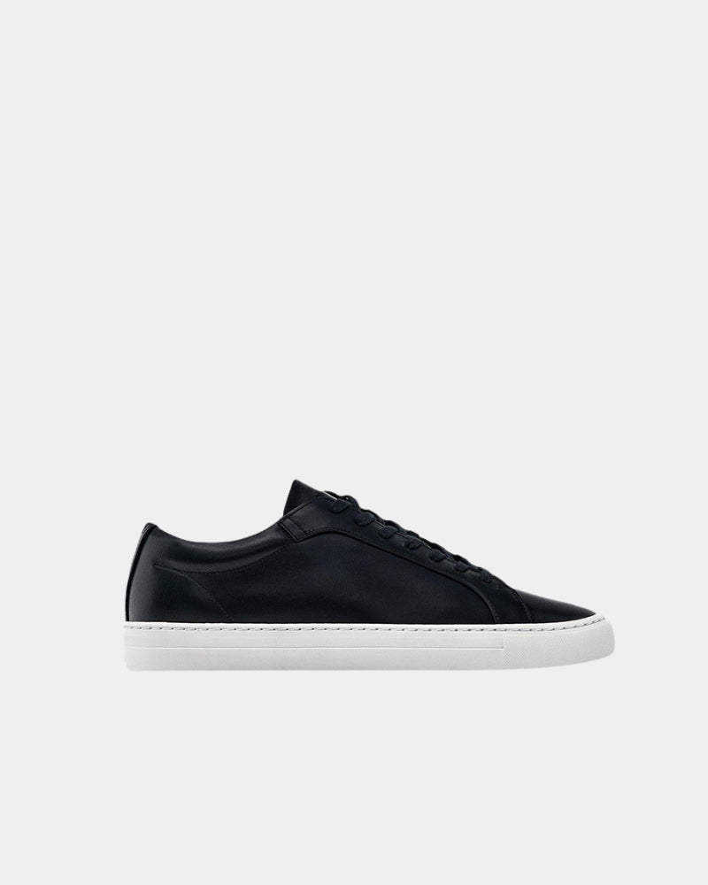 Klassische Low-Top-Sneakers aus Leder - schwarz