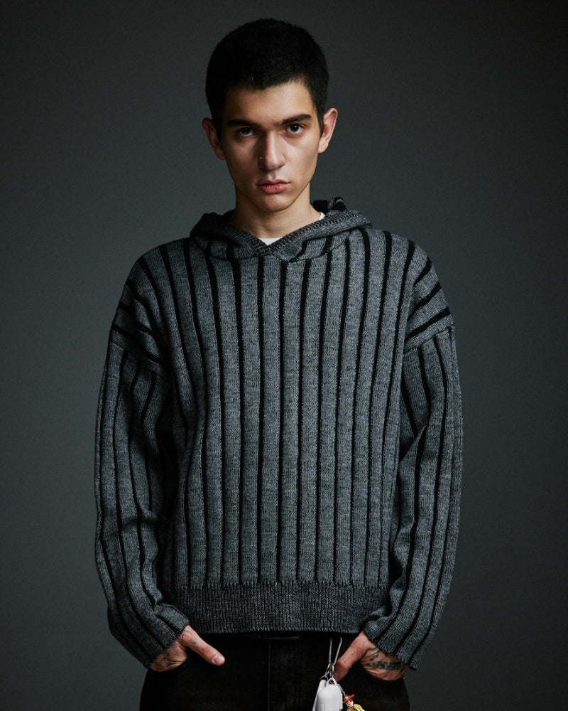 Vertikal gestreifter Strick-Hoodie