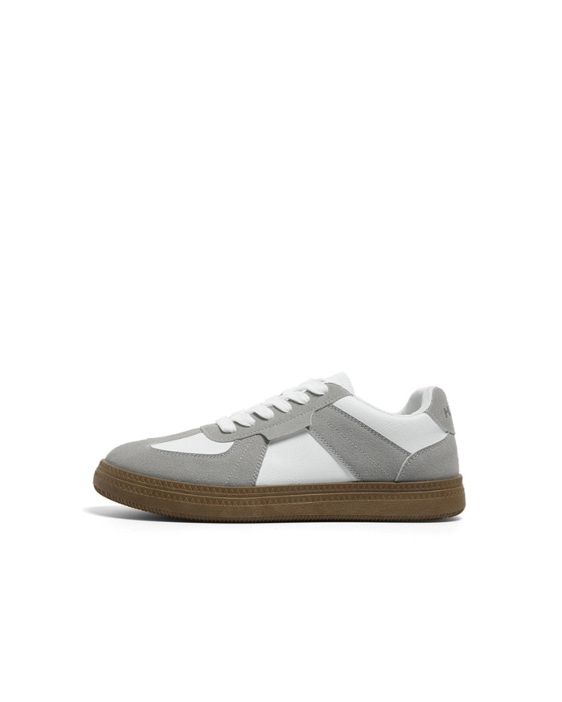 Klassische Tennisplatz-Sneakers