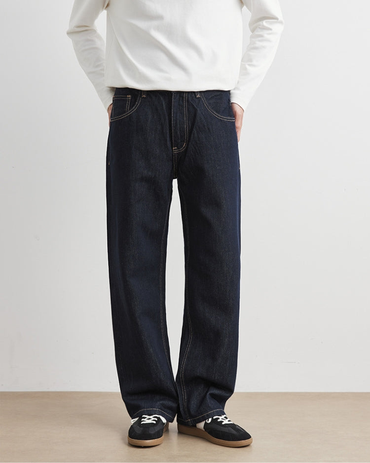 Dunkle indigoblaue Jeans mit weitem Bein