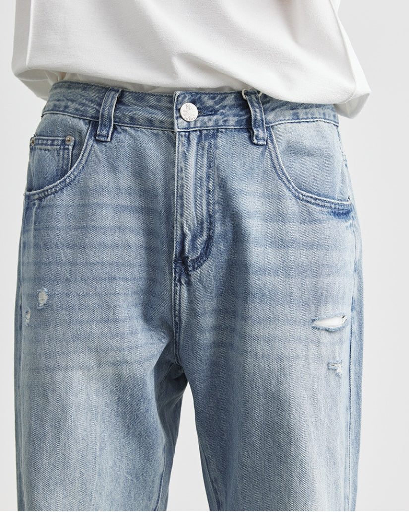 Getragene blaue Jeans mit weitem Bein