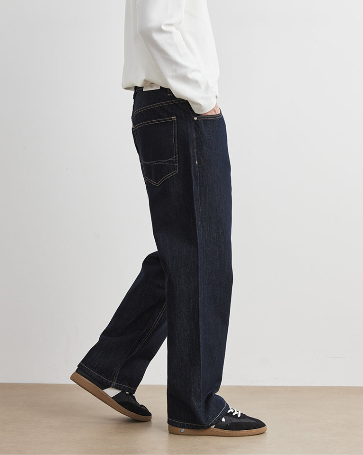 Dunkle indigoblaue Jeans mit weitem Bein