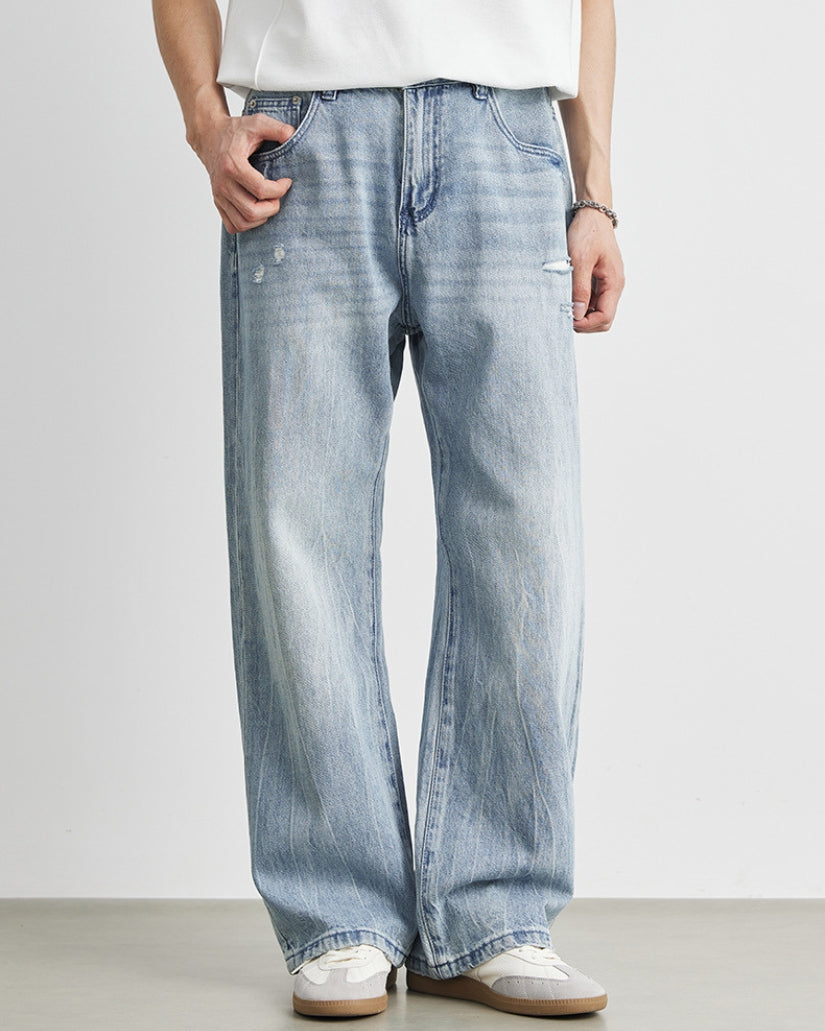 Getragene blaue Jeans mit weitem Bein