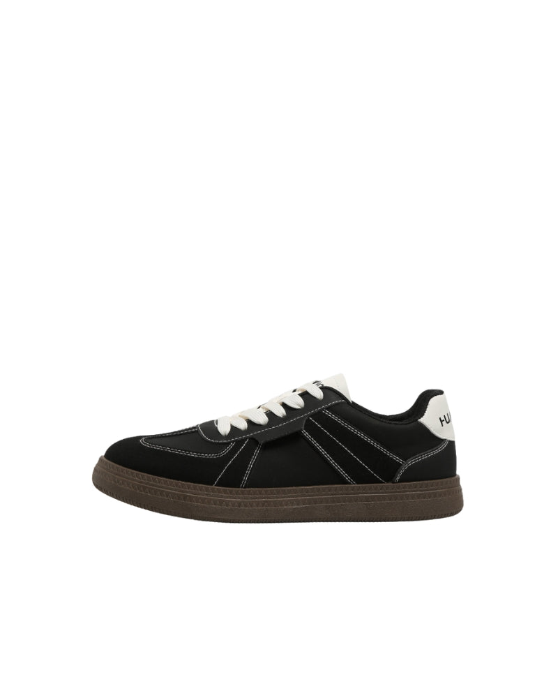 Klassische Tennisplatz-Sneakers