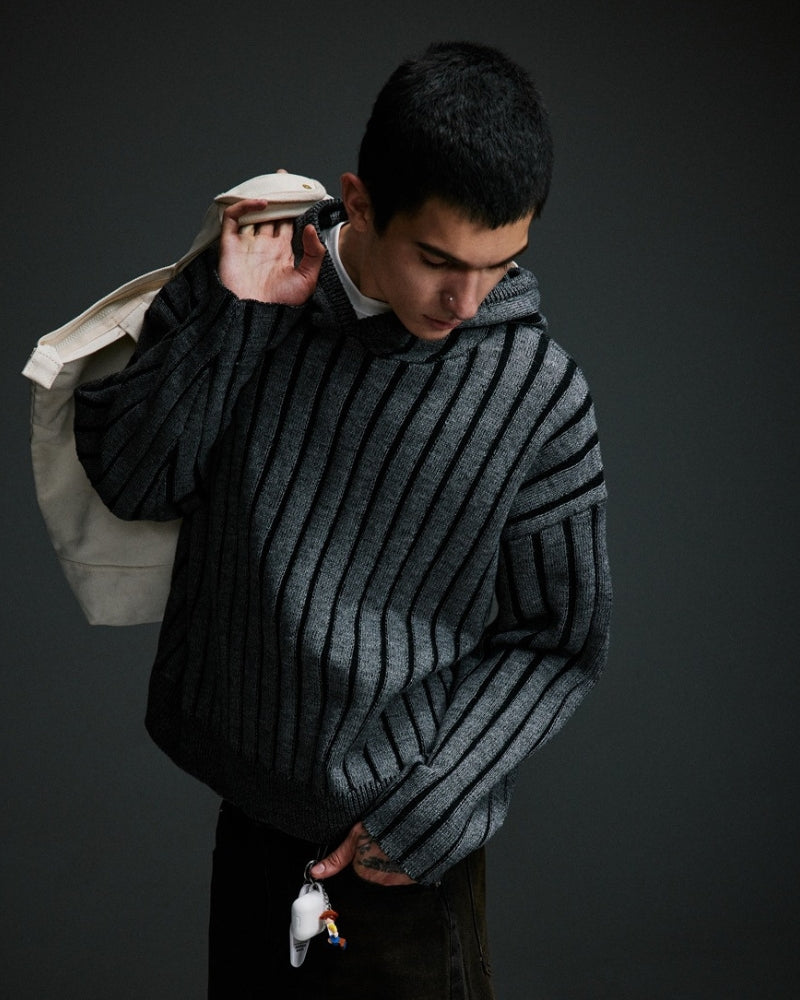 Vertikal gestreifter Strick-Hoodie