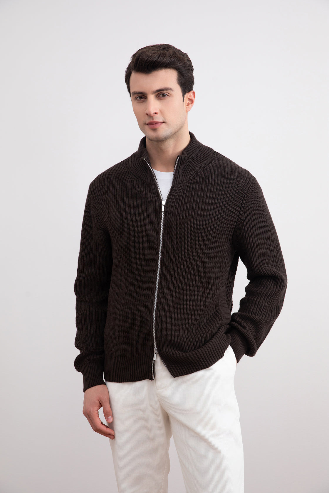 Dunkelbraune gerippte Strickjacke mit Reißverschluss