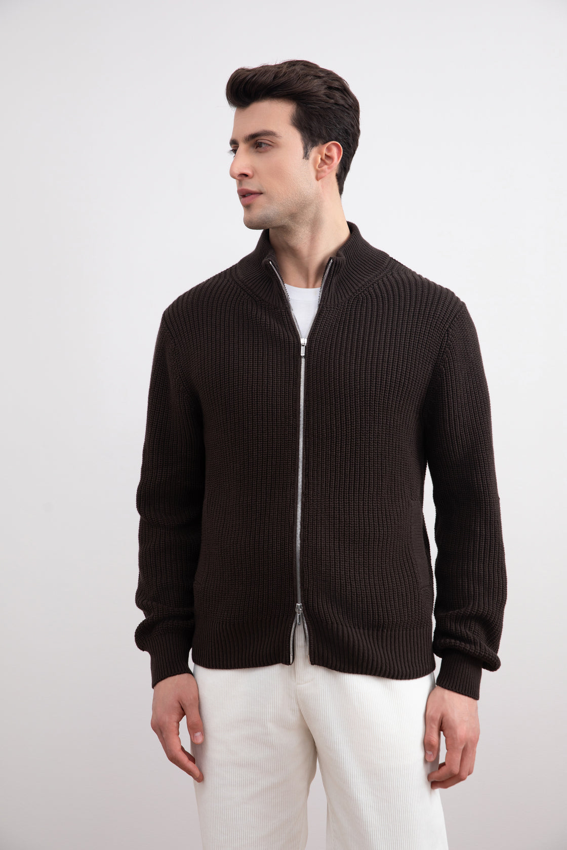 Dunkelbraune gerippte Strickjacke mit Reißverschluss