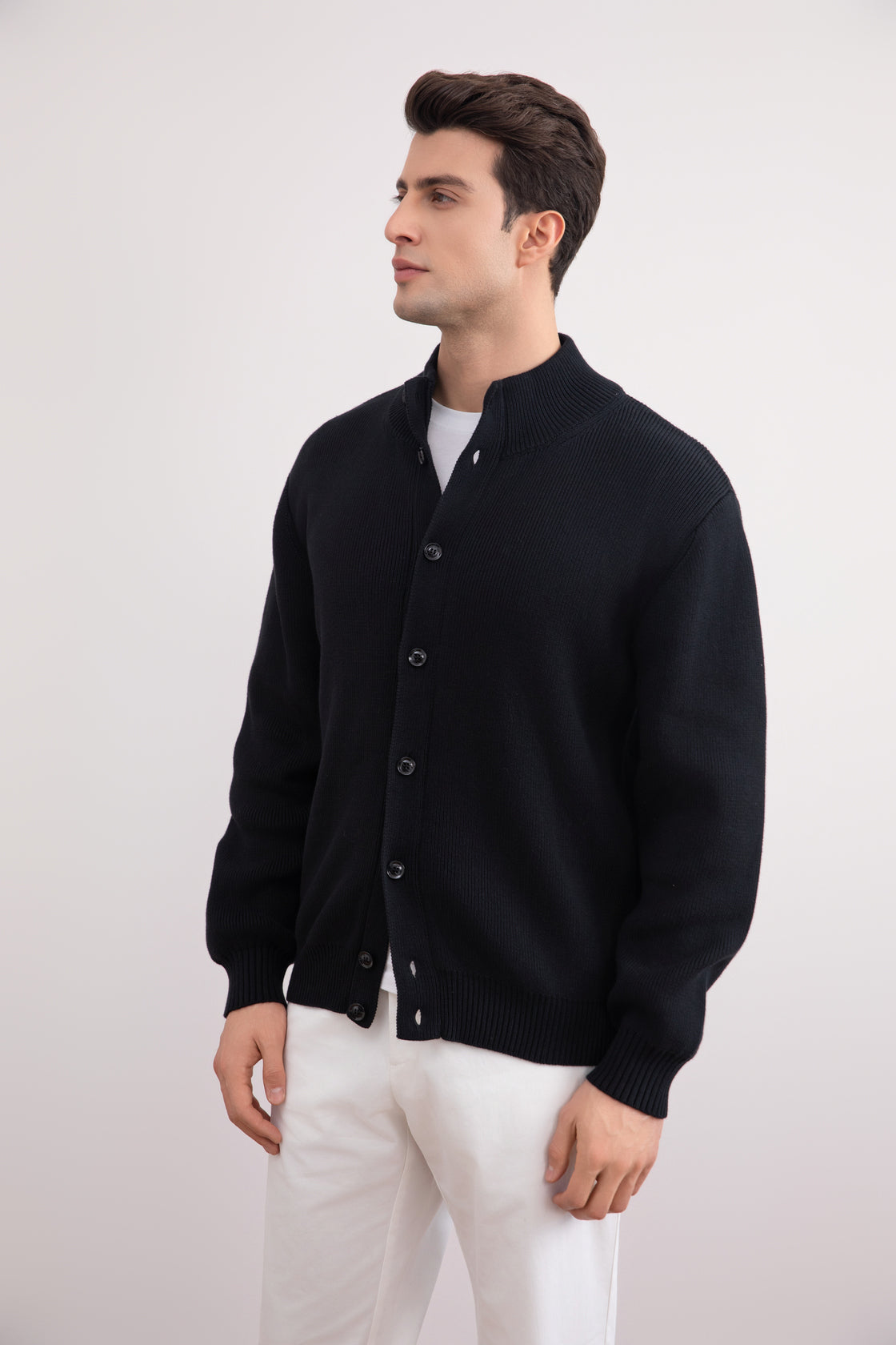 Schwarzer gerippter Cardigan mit Knopfverschluss