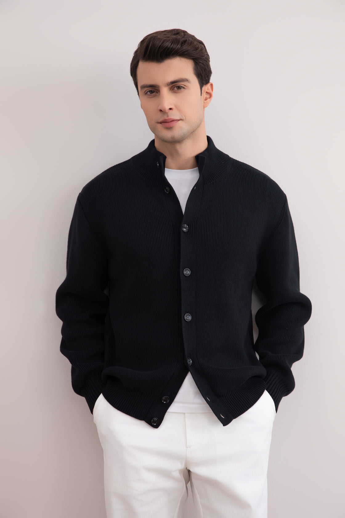 Schwarzer gerippter Cardigan mit Knopfverschluss