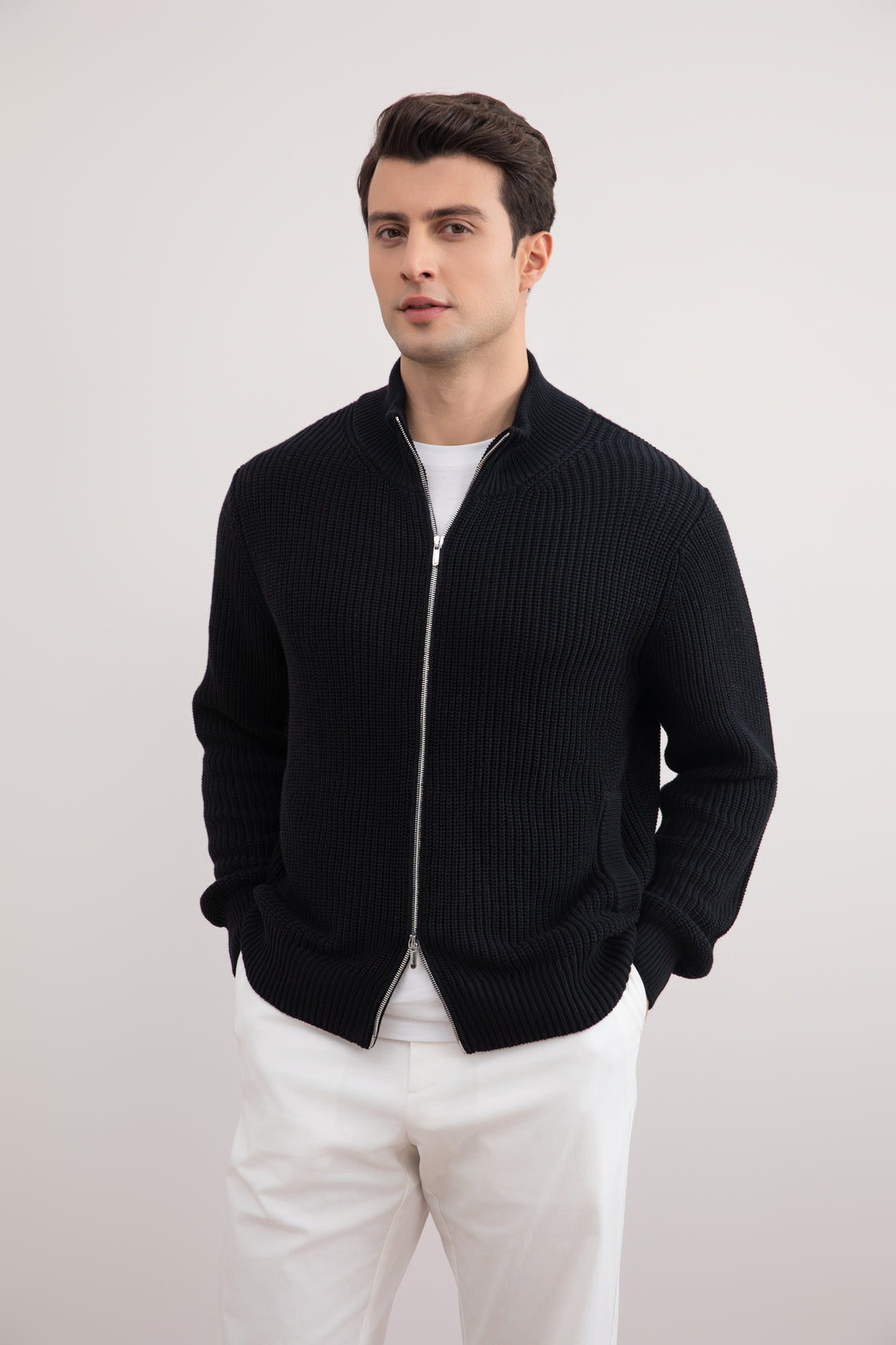 Schwarze gerippte Strickjacke mit Reißverschluss