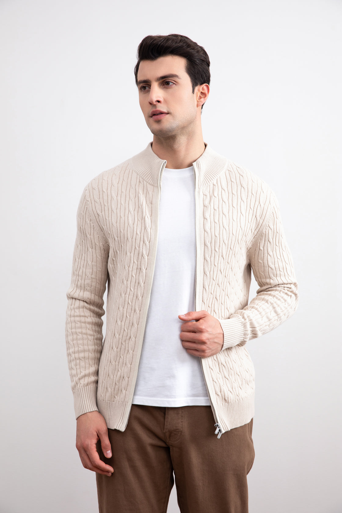 Beigefarbener Pullover aus Zopfstrick full-zip