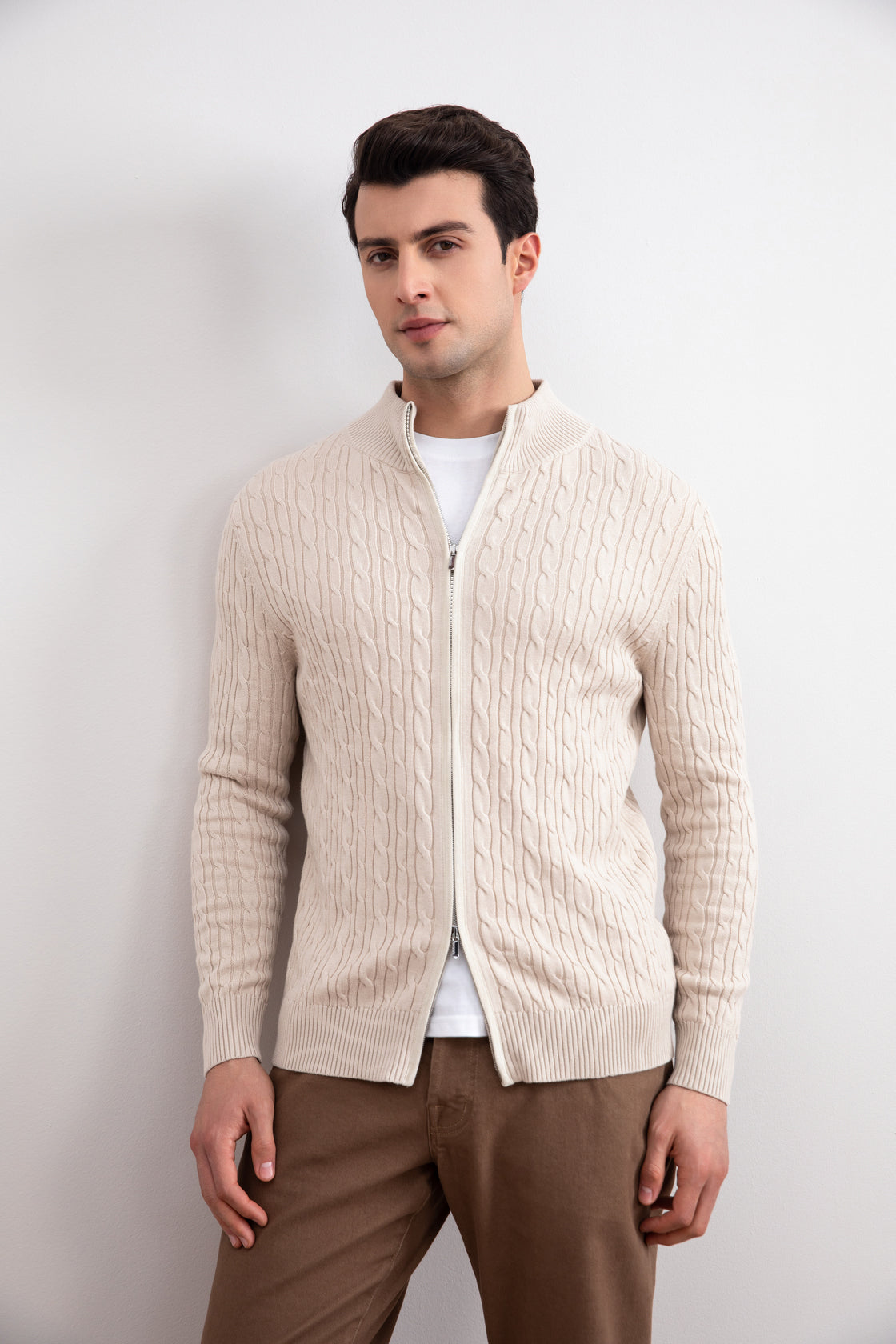 Beigefarbener Pullover aus Zopfstrick full-zip