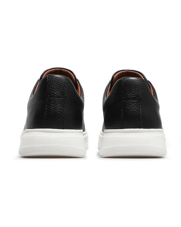 Der klassische schwarze Urban Luxe Sneaker aus Leder ohne Schnürung
