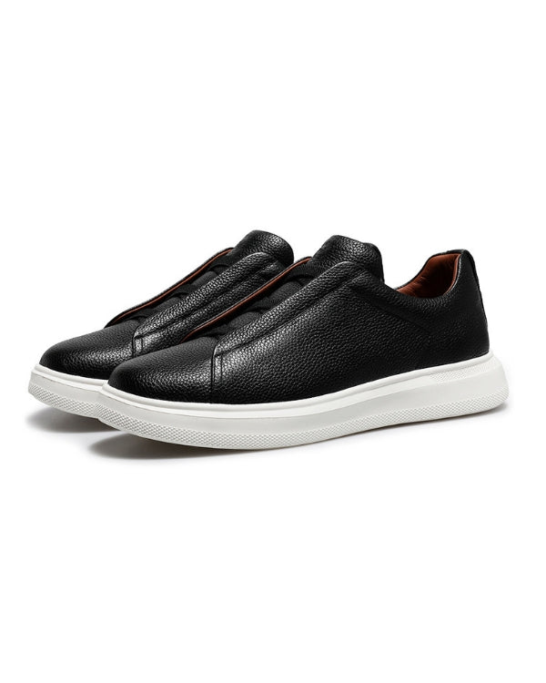 Der klassische schwarze Urban Luxe Sneaker aus Leder ohne Schnürung