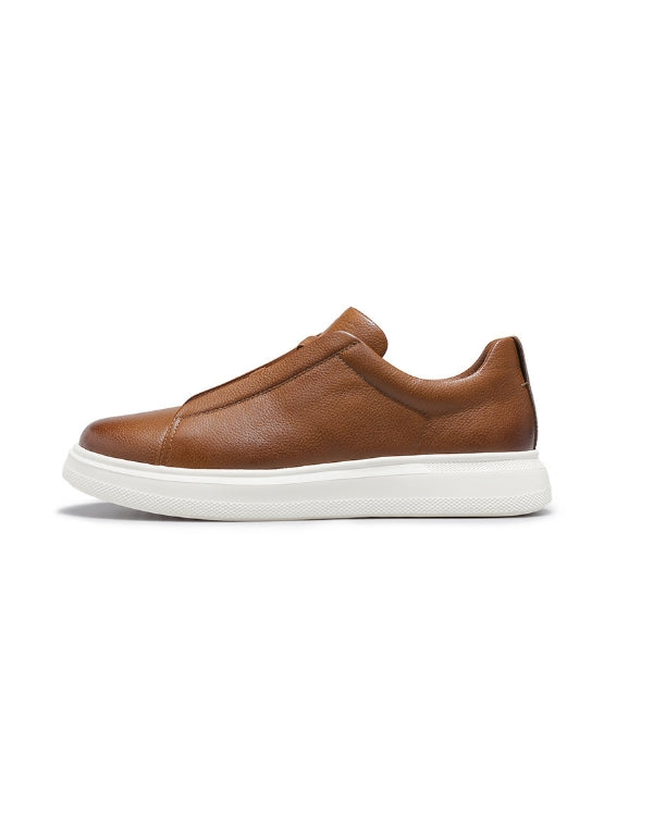 Der kastanienbraune Urban Luxe Sneaker aus Leder ohne Schnürung