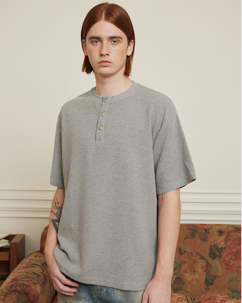 Entspanntes T-Shirt mit Henley-Kragen