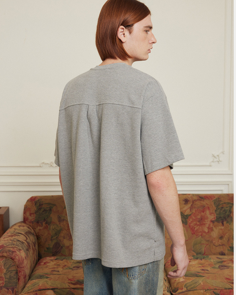 Entspanntes T-Shirt mit Henley-Kragen