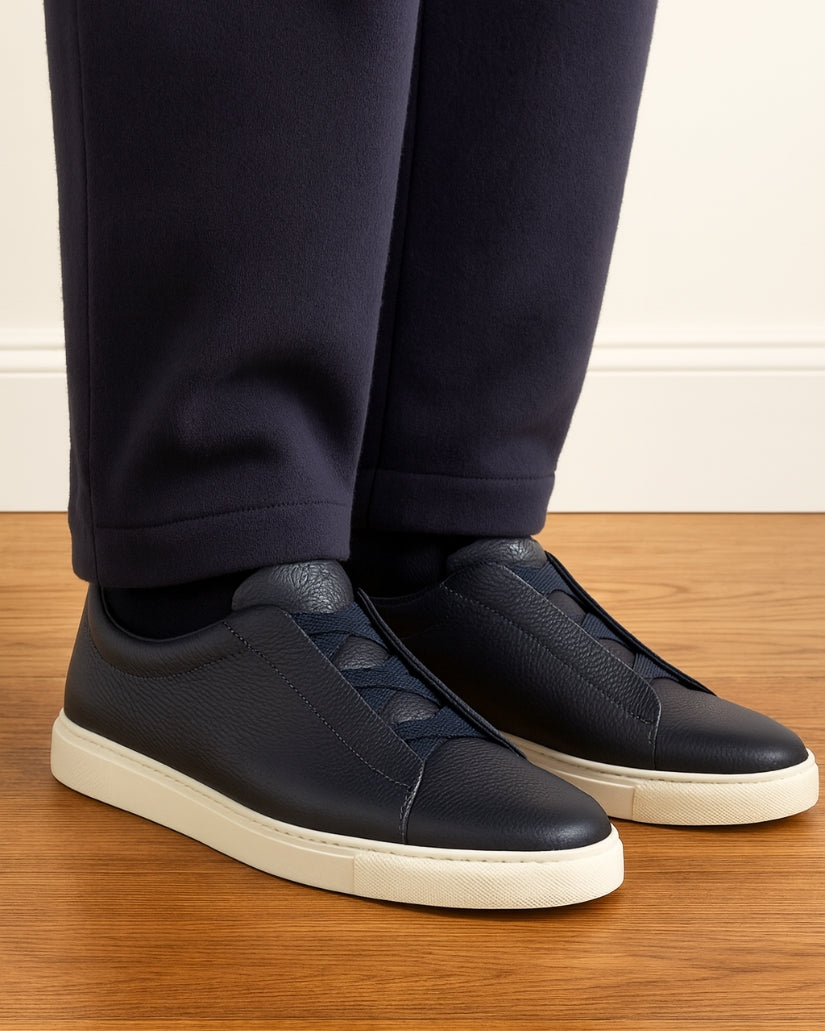 Marineblauer Sneaker ohne Schnürung