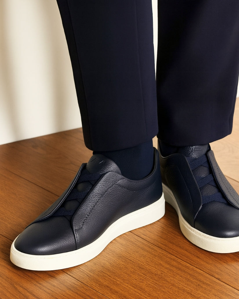 Marineblauer Sneaker ohne Schnürung