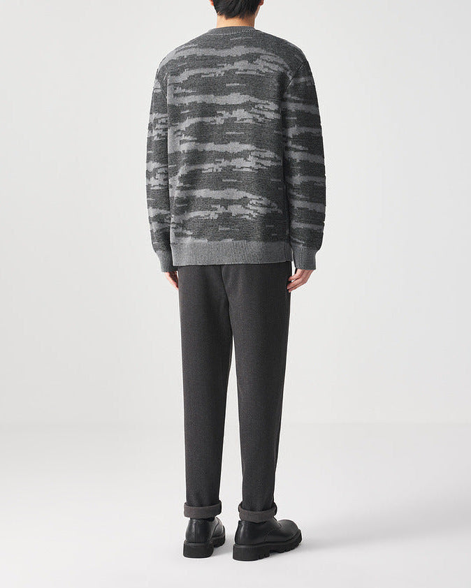 Den far-infrarøde jacquard-strikkede sweater