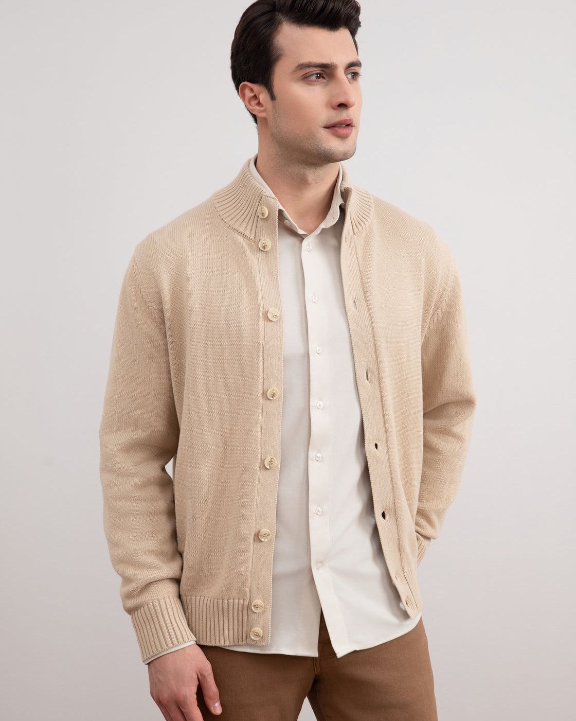 Beige ribbet cardigan med knaplukning og lommer