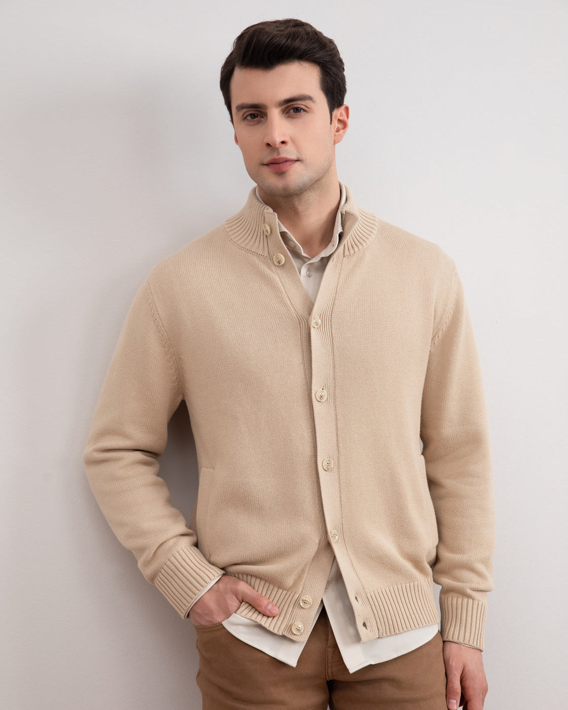 Beige ribbet cardigan med knaplukning og lommer