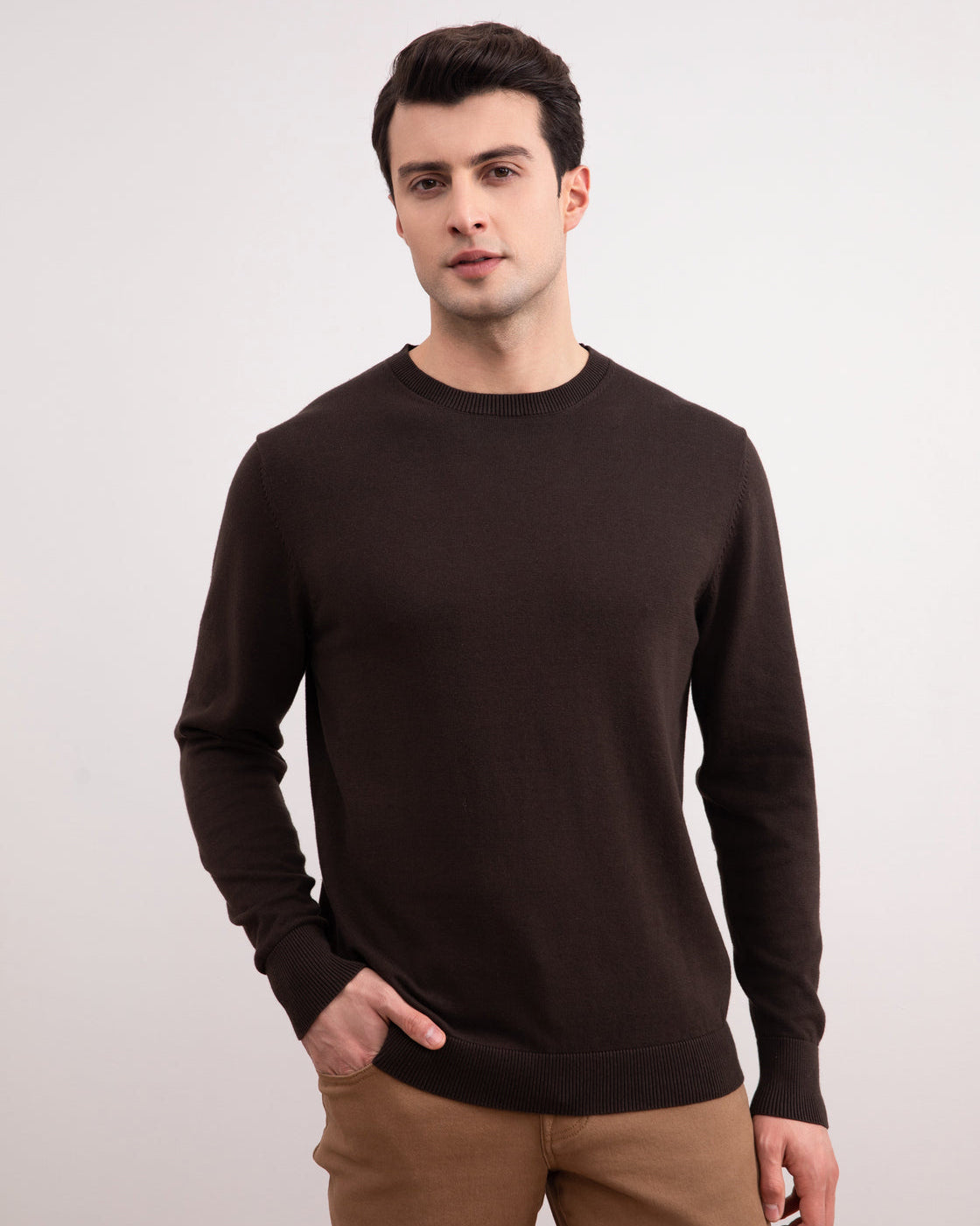 Mørkebrun sweater med rund hals