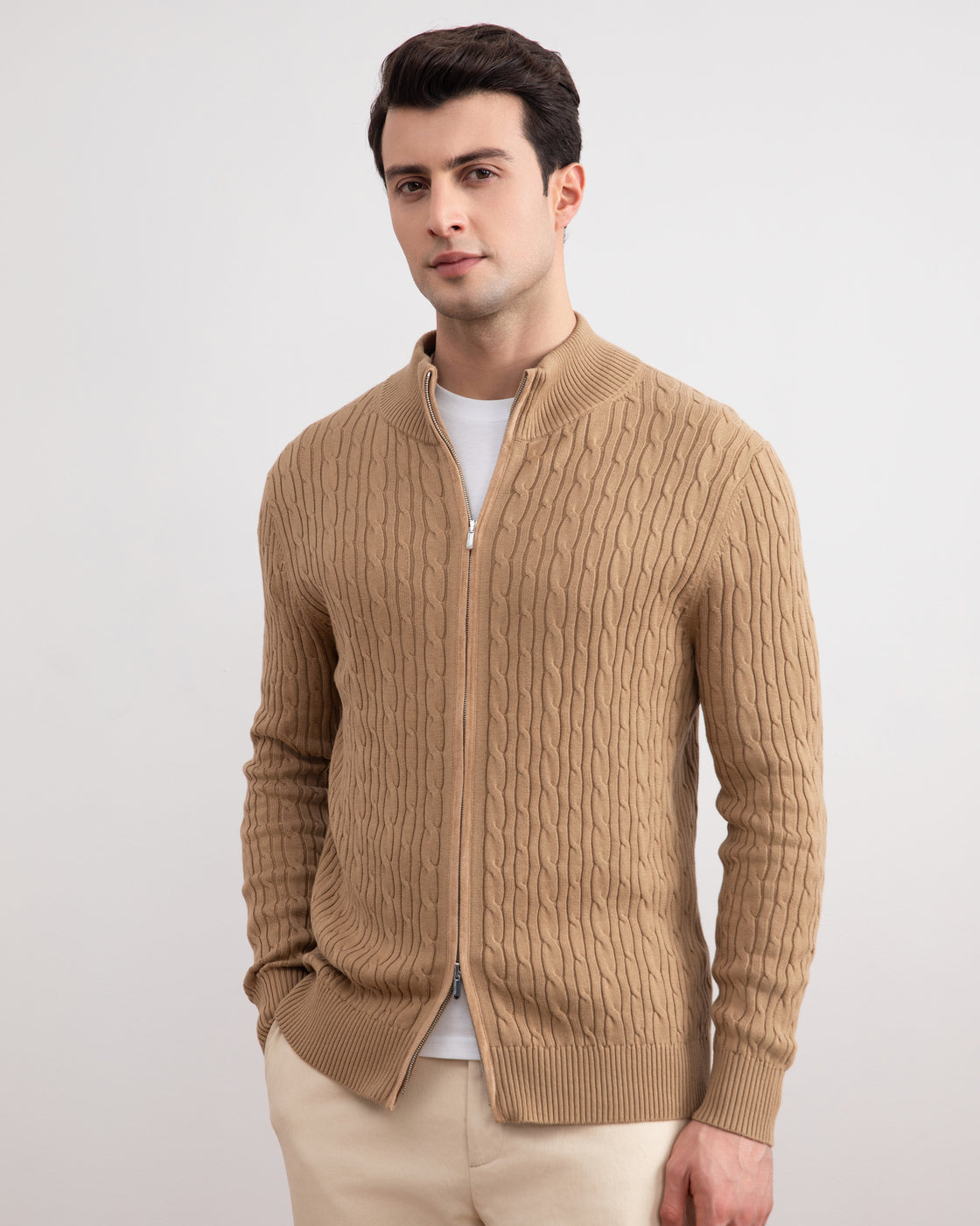 Tan kabelstrikket sweater med lynlås