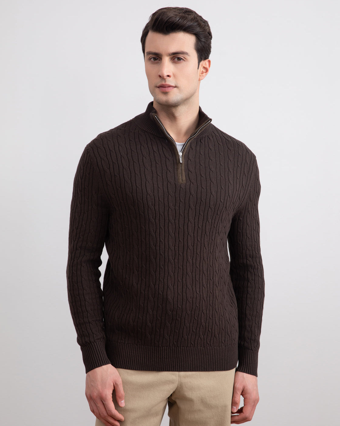 Mørkebrun kabelstrikket sweater med halv lynlås