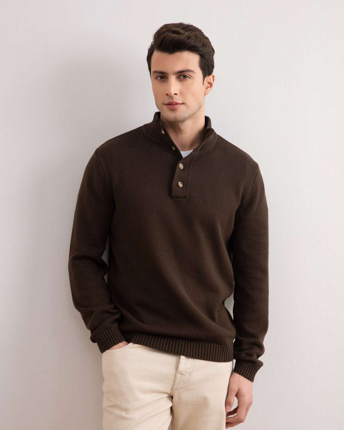 Brun sweater med vinterknapper