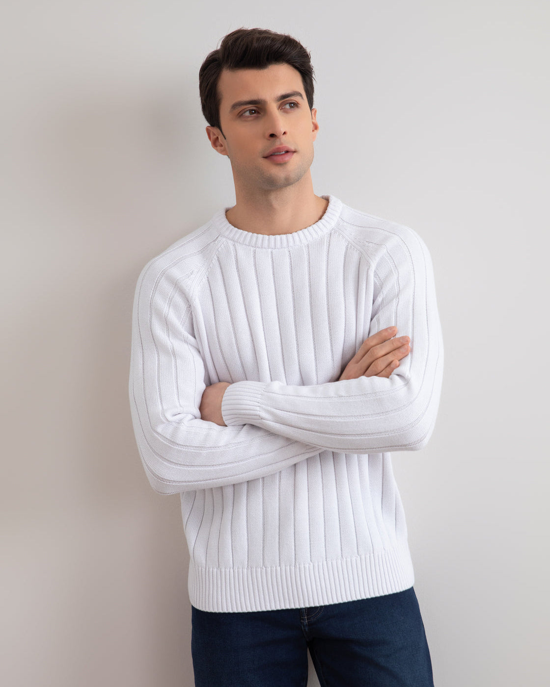 Hvid ribstrikket sweater med rund hals