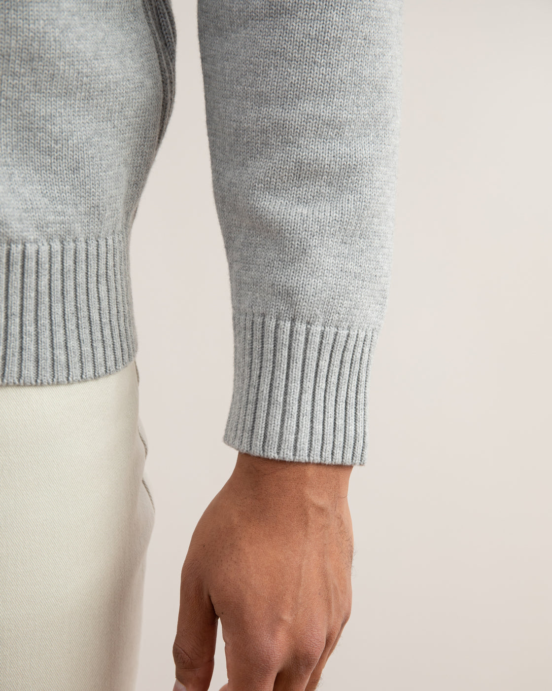 Grå meleret ribbet sweater med lynlås