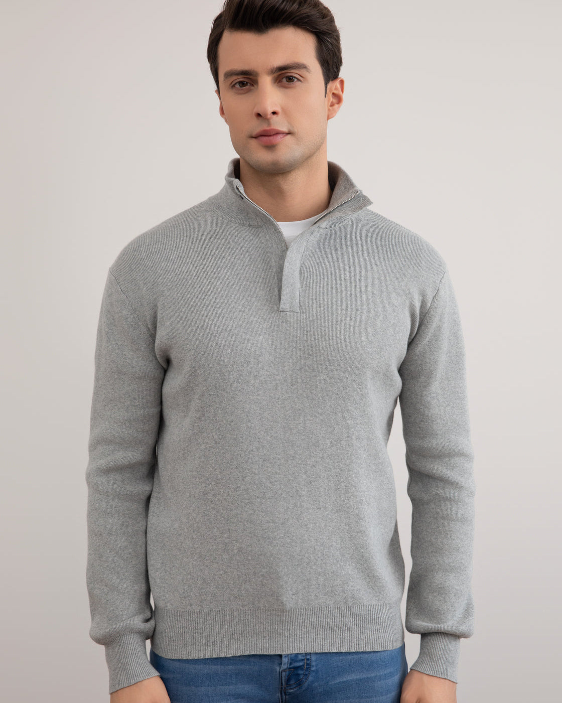 Grå meleret sweater med halv lynlås og hættehals
