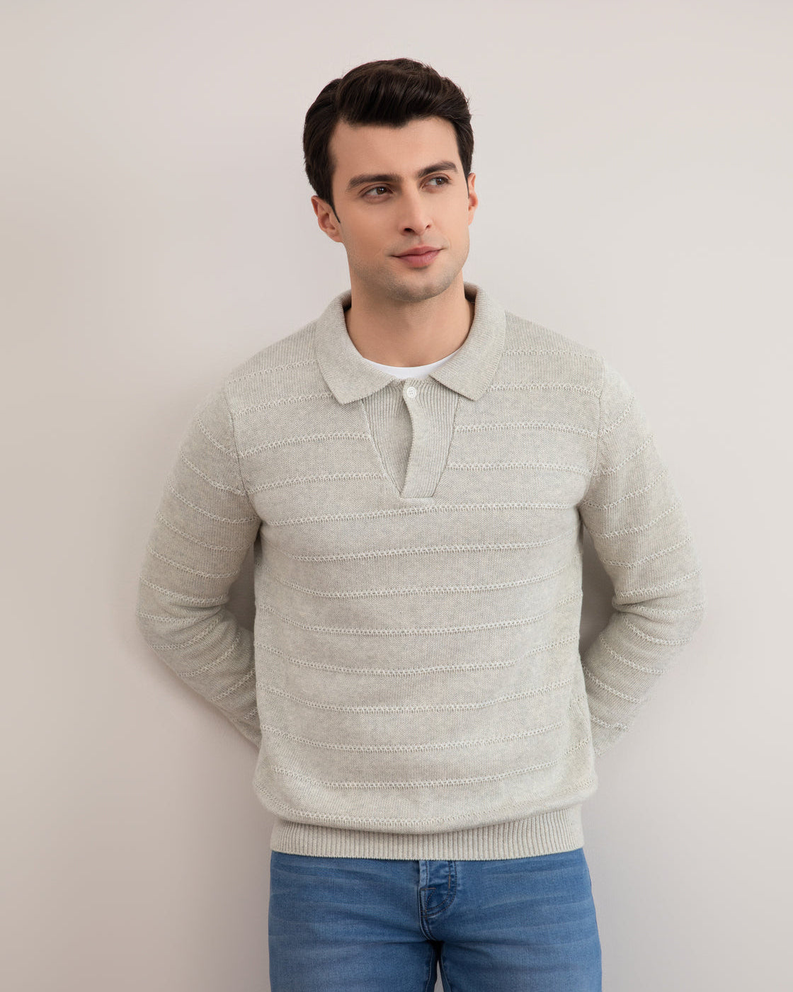 Grå meleret strik med åben polo-sweater