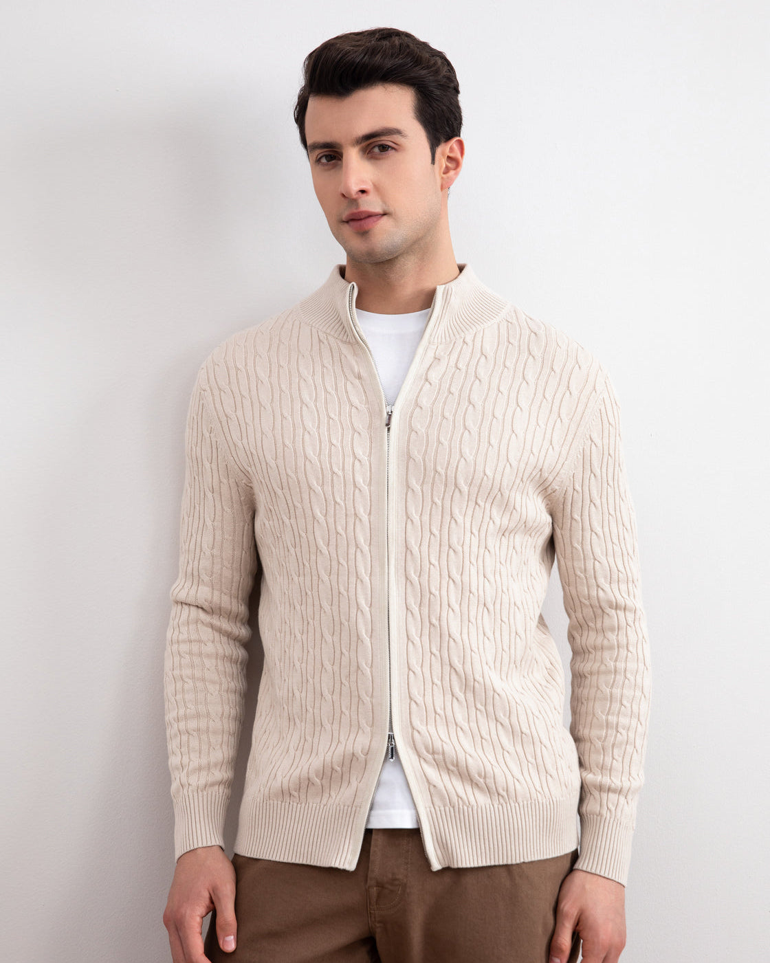 Beige kabelstrikket sweater med lynlås